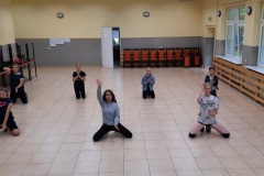 uczestniczki zajęć podczas ćwiczenia choreografii
